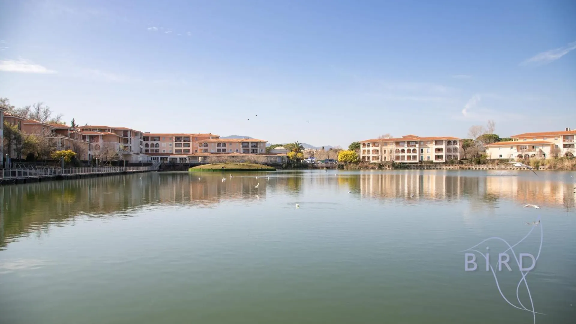 Magnificent One-Bedroom Apartment With Lake Views Near The Sea And Golf Mandelieu Francie
